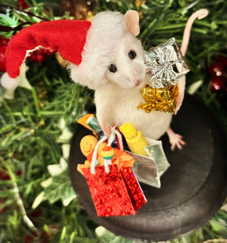 Christmas Shopping Mouse. Christmas Shopping Mouse.