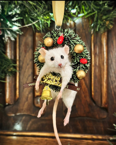 A Dangling Christmas Wreath Mouse